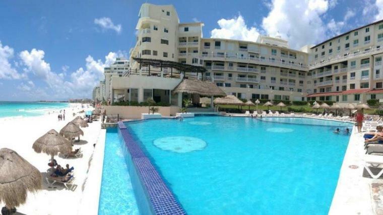 Ocean Front Suite, Balcony, Kitchen. Cancún Kültér fotó
