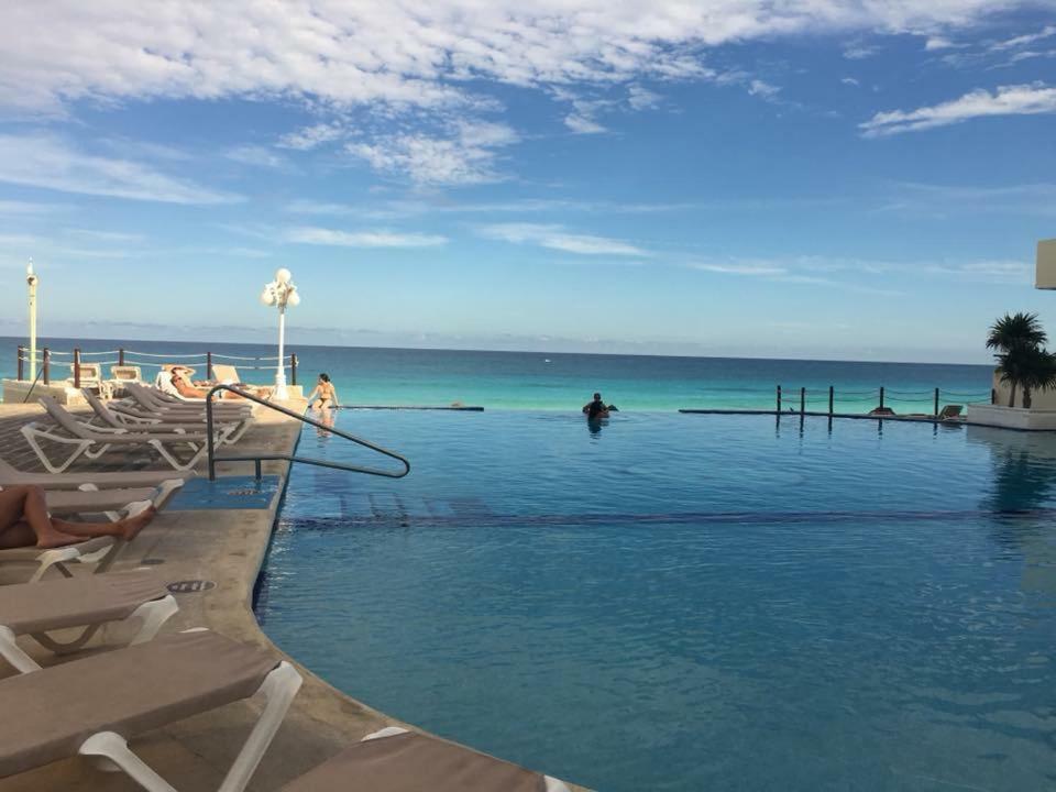 Ocean Front Suite, Balcony, Kitchen. Cancún Kültér fotó